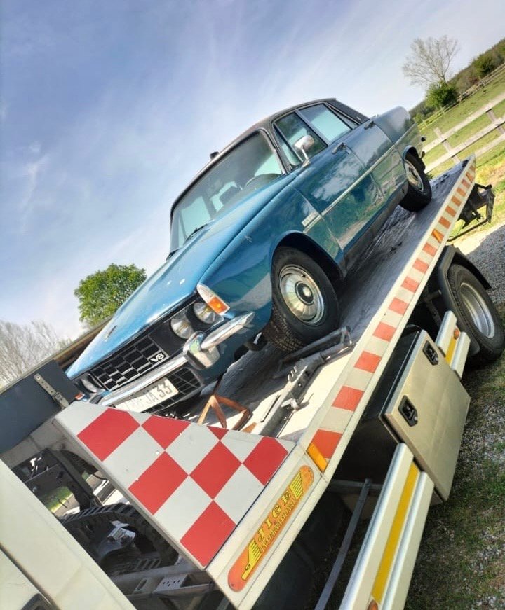 un camion remorque voiture bleu